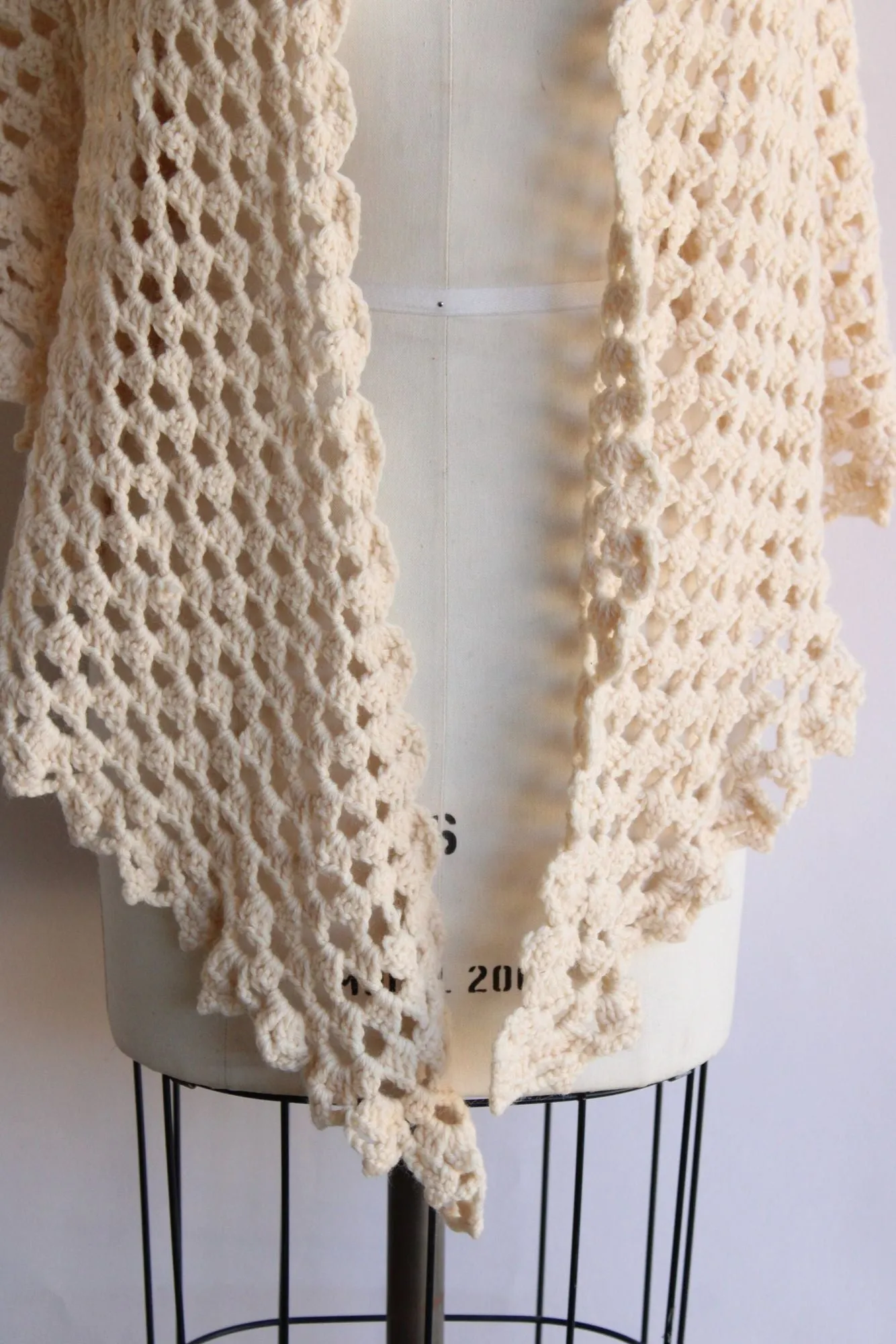 Vintage 1960s 1970s Ivory Knit Shawl